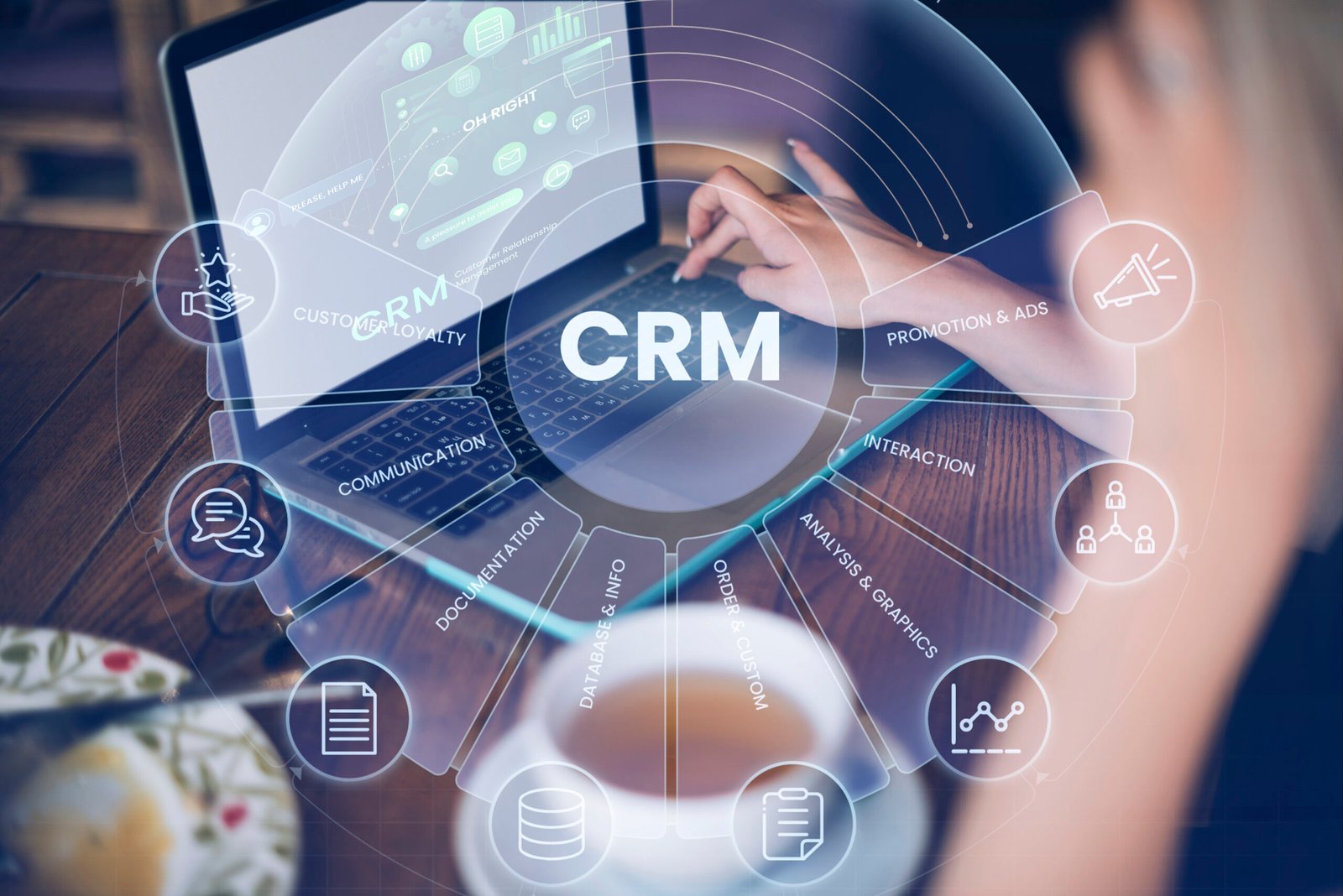 Conceito de Customer Relationship Management com ícones e tecnologia