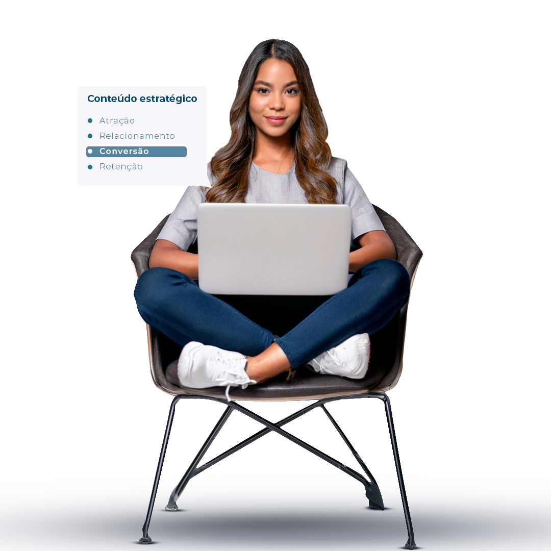 Empresário revisando textos de copywriting para sua empresa