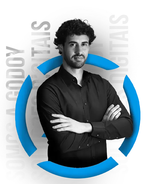 Profissional analisando métricas de marketing ao lado do logotipo da Godoy